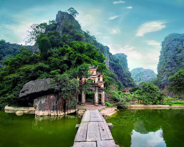 Bích Động: Bích Động nằm cách bến Tam Cốc 2 km, có nghĩa là “động xanh”, là tên do tể tướng Nguyễn Nghiễm, thân phụ của đại thi hào Nguyễn Du đặt cho động năm 1773. Phía trước động là một nhánh sông Ngô Đồng uốn lượn bên sườn núi, bên kia sông là cánh đồng lúa.