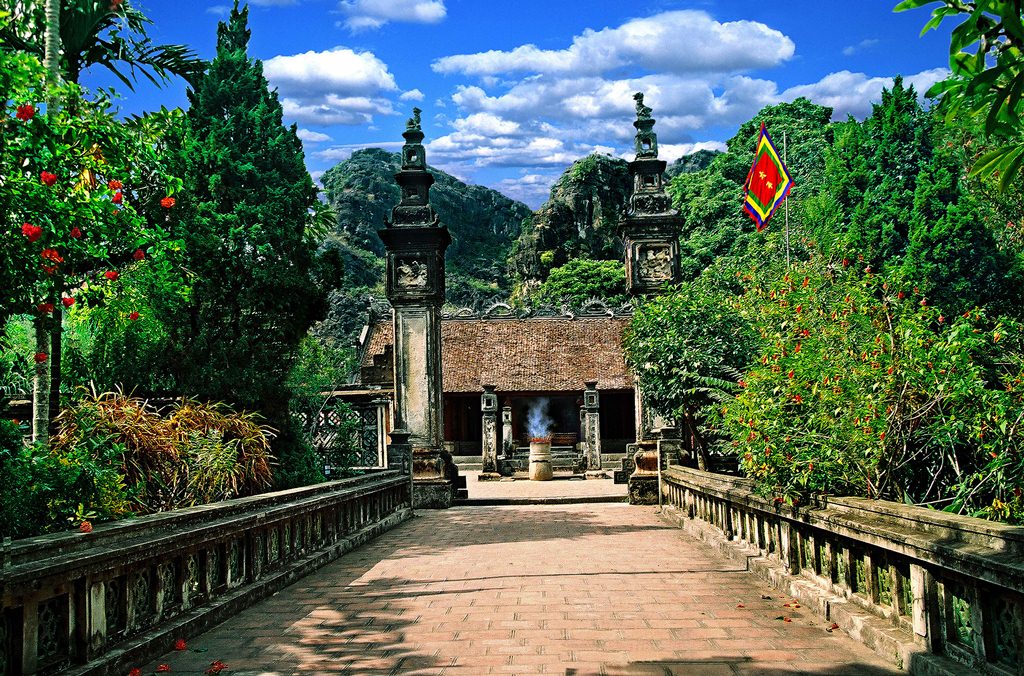 Cố đô Hoa Lư: Cố đô Hoa Lư là quần thể di tích quốc gia đặc biệt quan trọng đồng thời là 1 trong 4 vùng lõi của quần thể di sản thế giới Tràng An. Khu di tích lịch sử Cố đô Hoa Lư hiện nay có diện tích quy hoạch 13,87 km² thuộc tỉnh Ninh Bình. Với bề dày thời gian hơn 1000 năm, Cố đô Hoa Lư là nơi lưu trữ các di tích lịch sử qua nhiều thời đại.