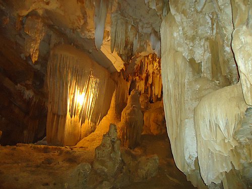 Động Thiên Hà: là một động nhỏ nằm ở xã Sơn Hà, huyện Nho Quan, tỉnh Ninh Bình. Động nằm ẩn mình trong dải núi Tướng, một ngọn núi thuộc dãy núi Tràng An. Núi Tướng được xem như một vọng gác tiền tiêu bảo vệ thành Hoa Lư thời vua Đinh Tiên Hoàng và vua Lê Đại Hành. Từ bản Mường Thổ Hà, xã Sơn Hà đi theo dòng kênh nhỏ có chiều dài chừng 1 km thuộc hệ thống sông Bến Đang. Sau đó tiếp tục bộ hành trên con đường đá dài 500m ven chân núi Tướng để tới cửa động. Động có chiều dài 700m bao gồm động khô dài 200m và động nước dài 500m. Những hình dáng do đá núi tạo ra được gọi theo nhiều tên gọi khác nhau.