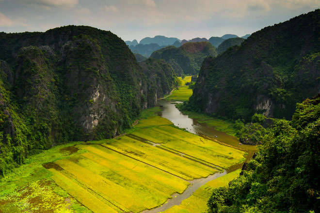 Hang Múa: Đến Hang Múa ở xã Ninh Xuân, huyện Hoa Lư, Ninh Bình, du khách sẽ được thả mình giữa khung cảnh đồng quê đang vào vụ lúa chín vàng. Theo truyền thuyết, vua Trần khi về vùng Hoa Lư lập Am Thái Vi thường tới đây để nghe các mỹ nữ, cung tần múa hát. Vì vậy, nơi đây được đặt tên là Hang Múa.