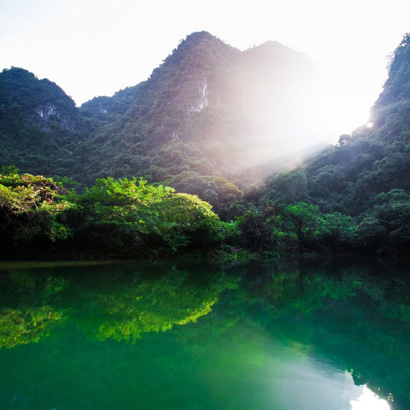 Hồ Đồng Chương là một hồ nước ngọt thiên nhiên nằm giáp ranh giữa hai xã Phú Lộc và Phú Long huyện Nho Quan, tỉnh Ninh Bình. Hồ nằm uốn lượn quanh các vạt đồi thông và có chu vi dài gần 8 km. So với hồ Đồng Thái và hồ Kỳ Lân thì hồ Đồng Chương nằm xa các trung tâm đô thị hơn (khu vực đệm của vườn quốc gia Cúc Phương), nên khung cảnh hồ hoang sơ, kì bí và tĩnh lặng. Xung quanh hồ là những vạt đồi thông soi bóng tạo nên một không gian trong mát và thơ mộng giữa núi rừng đại ngàn.