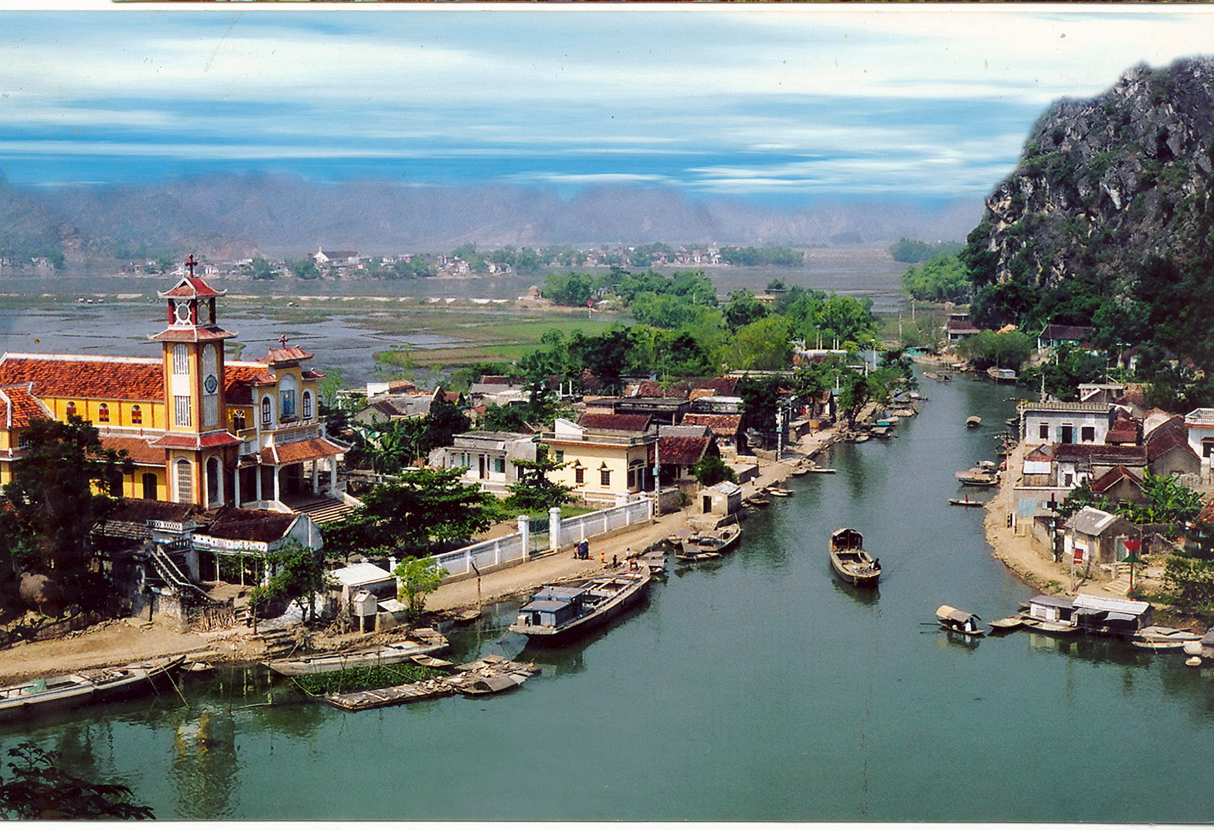 Kênh Gà: Cách thành phố Ninh Bình 21km về phía bắc, Khu du lịch suối khoáng nóng Kênh Gà nằm biệt lập trên một đảo nhỏ bên sông Hoàng Long huyền thoại. Kênh Gà không chỉ có nguồn nước khoáng nóng mặn chứa nhiều muối Natriclorua, canxi, magiêclorua, bicacbonat, nhiệt độ ổn định 530C mà còn có phong cảnh sơn kỳ thủy tú.