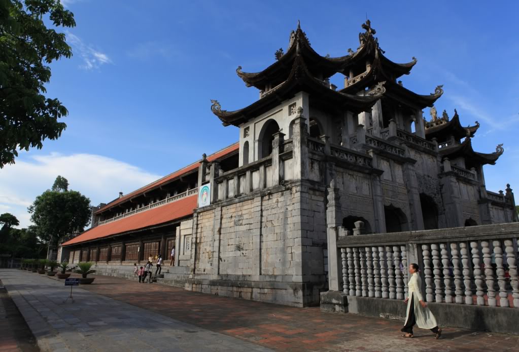 Nhà thờ Phát Diệm: Nhà thờ Phát Diệm cách Hà Nội 120km về phía nam, được xây dựng vào những năm 1875 – 1898. Phát Diệm có nghĩa là phát sinh ra cái đẹp, tên Phát Diệm do Nguyễn Công Trứ đặt. Nhà thờ được xây dựng trong suốt thời gian 24 năm liên tục, với trình độ kỹ thuật và điều kiện giao thông của những năm cuối thế kỷ 19 thì chỉ việc vận chuyển hàng nghìn tấn đá, có những phiến nặng 20 tấn, hàng trăm cây gỗ lim về tới Phát Diệm để xây nhà thờ cũng là một kỳ công. Kim Sơn vốn là vùng đất mới khai khẩn, trước đây rất lầy lội, để xử lý độ lún của khu đất trước khi xây dựng người ta đã chuyển cả một quả núi nhỏ cách 40km về Phát Diệm, khách về thăm nhà thờ còn thấy núi Sọ, đấy chính là một phần của trái núi đã được dân rời về Phát Diệm.