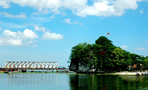 Núi Non Nước (tên cổ là Dục Thúy Sơn), là một ngọn núi đẹp nằm ngay bên ngã ba sông Vân và sông Đáy, từng được ví là ''cửa biển có non tiên'' trong thơ Nguyễn Trãi. Núi cao trên 100m, đường lên đỉnh phải qua 72 bậc đá, chia làm 5 cấp. Đỉnh núi tương đối bằng phẳng, phía trước nhô cao hơn phía sau. Phía đông bắc là cửa sông Vân mở ra bao bọc ba mặt núi Dục Thúy, chỉ còn một mặt nối với đất liền. Hàng ngàn năm trước chân núi bị sóng biển bào mòn tạo thành một mái đá vòm cuốn rộng trên mặt sông xanh. Đây trở thành địa điểm tránh mưa cho tàu thuyền trên sông. Đứng trên núi, có cây cối xanh mát rất thuận tiện nghỉ ngơi, giải trí. Du khách có thể nhìn thấy toàn cảnh núi Ngọc Mỹ Nhân (núi Cánh Diều) nằm cách đó không xa hoặc phóng tầm mắt bao quát toàn bộ thành phố Ninh Bình đang trên đường đổi mới và phát triển.