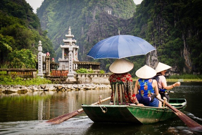 Tam Cốc: Tam Cốc, có nghĩa là “ba hang”, gồm hang Cả, hang Hai và hang Ba. Cả ba hang đều được tạo thành bởi dòng sông Ngô Đồng đâm xuyên qua núi. Tam Cốc là tuyến du thuyền được khai thác đầu tiên ở khu du lịch Tam Cốc – Bích Động. Hang Cả dài 127 m, xuyên qua một quả núi lớn, cửa hang rộng trên 20 m. Trong hang khí hậu khá mát và có nhiều nhũ đá rủ xuống với muôn hình vạn trạng. 