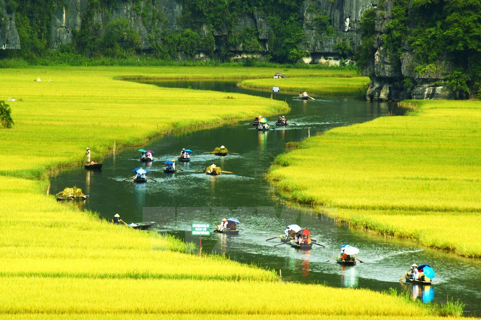 Tràng An: Quần thể sông nước-núi non-hang động Tràng An là điểm du lịch nổi tiếng nhất Ninh Bình hiện nay. Không chỉ được UNESCO công nhận là di sản thiên nhiên và di sản văn hóa thế giới, Tràng An còn thu hút khách du lịch bởi cảnh đẹp thơ mộng mà hùng vĩ, cùng những hang động kỳ bí với tên gọi theo đúng đặc điểm của từng hang: hang Sáng, hang Tối, hang Nấu Rượu, hang Địa Linh… Thời điểm du lịch Tràng An đẹp nhất là vào mùa thu, bởi thời gian này, những bông hoa súng sẽ nở rực rỡ trên mặt nước, khi đi thuyền trên sông bạn sẽ có cảm giác như lạc vào cõi tiên cảnh vậy.  Bạn sẽ mất khoảng 3-4 tiếng để thăm quan hết tất cả các hang động và cảnh sắc ở Tràng An, và phương tiện di chuyển sẽ là thuyền đò. Giá thăm quan là 150.000/vé/người.