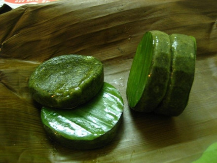 Bánh ngải: Mỗi dân tộc đều sáng tạo ra những loại bánh có hương vị khác nhau, có một loại bánh mà chỉ người Tày mới có đó là bánh ngải. Bánh ngải có màu xanh đặc trưng của thiên nhiên, hình thù và cách làm gần giống với bánh dày của người miền xuôi. Muốn bánh thơm, dẻo phải chọn loại nếp nương và không được lẫn dù chỉ một hạt gạo tẻ. Bánh ngải là thứ bánh rất dễ ăn, mát và không ngấy, nếu ai đã từng ăn một lần sẽ không quên mùi vị của loại bánh dân dã này. Vị hăng hăng, thơm thơm là lạ của lá ngải như dung hòa cái dẻo, cái ngọt của nếp, của đường, miếng bánh có sự tươi non của đồi nương, cái hoang dã của lá rừng. 