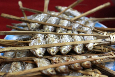 Cá nướng Ba Bể: Cá trong hồ Ba Bể có rất nhiều, thường được người dân đánh bắt thủ công, số lượng cá không nhiều nhưng chất lượng thì thật tuyệt vì thịt cá trắng, chắc và có vị ngọt. Người ta chọn lấy loại cá chỉ nhỏ bằng ngón tay cái, loại cá này vừa giống như cá bống, vừa giống con cá nẹp ở xuôi để làm món cá nướng. Không gì khoái bằng ngồi bên bờ hồ Ba Bể, nhâm nhi đĩa cá nướng chấm tương ớt với vài chén rượu ngô. Vị cá thơm lừng, thịt cá bùi và dai. Rượu ngô cay cay nhưng vẫn có vị ngọt đâu đây nơi cuống lưỡi. Cùng ngắm cảnh hồ Ba Bể, thần tiên và thăng hoa hơn bất cứ mâm cao cỗ đầy nào khác.