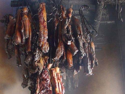 Thịt lợn gác bếp: Khác với một số dân tộc khác, người Tày sống quanh hồ Ba Bể thường bỏ thịt vào sọt hoặc gùi đi rừng rồi mới treo lên bếp. Khói từ bếp củi hàng ngày hun lên làm thịt có màu vàng đen. Thịt treo như vậy để cả năm cũng không hỏng. Là món ăn quý và độc đáo nên thường để dùng đón những vị khách quý.