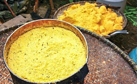 Mèn mén: Mèn mén là đặc sản rất độc đáo của đồng bào dân tộc Mông tỉnh Bắc Kạn. Mèn mén khi đã chín có vị thơm, dẻo, rất đậm đà. Người ta thường ăn món này với canh bí để tăng thêm phần hấp dẫn. Mỗi dịp tết đến hay hội hè quan trọng, người ta luôn ăn mèn mén như một món ăn truyền thống không thể thiếu.