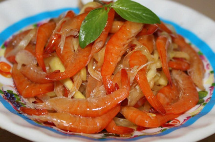 Tôm chua Ba Bể: Ở Ba Bể, người dân thường ăn tôm chua với thịt chân giò hoặc ba chỉ luộc kèm đĩa khế chua, chuối xanh, đinh lăng… Giữa khung cảnh thiên nhiên nên thơ, nhấm nháp tôm chua cùng chén rượu ngô cay nho nhỏ, du khách sẽ có cảm giác lâng lâng êm ái, thấm thía vị béo chua chua của thịt, cảm nhận phần tỏi ớt cay cay cùng mùi thơm riềng...  Món ăn được bán khá nhiều ở các bản Bó Lù, Pác Ngòi… Ngoài tôm, các loại tép hay cá nhỏ được bắt tươi ở hồ, ăn không hết, người dân cũng muối vào lọ, để ăn dần.
