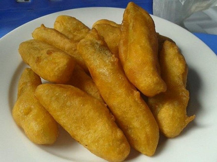Bánh pẻng phạ: Đây là loại bánh truyền thống của người Tày vùng Ba Bể đón năm mới sang hay dùng trong những lễ hội xuống đồng. Bánh pẻng phạ chế biến không cầu kì nhưng mùi vị thơm ngon. Nguyên liệu để làm bánh là bột gạo nếp được nhào với nước chè mạn pha đặc để lấy màu nâu nhạt và vị chát, sau đó thêm một chút rượu trắng cho dậy mùi.