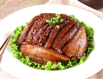 Khâu nhục: Khâu nhục là món ăn đặc biệt mang đậm tính dân tộc của người dân Bắc Kạn. Khâu nhục được làm rất công phu, khoai được chọn phải là khoai môn Bắc Kạn, bên trong lòng khoai có vân màu tím. Thịt lợn phải là thịt ba chỉ ngon, luộc sơ qua, dùng tăm tre chọc bì thật kĩ, tẩm ướp gia vị rồi đem quay, vừa quay vừa quết mật ong cho vàng bì. Khoai cũng phải rán vàng. Mọi thứ được xếp vào bát, cứ một miếng khoai, một miếng thịt, cho nhân được làm bằng thịt, nấm hương, mộc nhĩ …đã xào lên trên hấp cách thuỷ khoảng 5 tiếng đồng hồ. Thành phẩm khi xong được cho ra đĩa rất đẹp. Món khâu nhục làm cầu kì nhưng ăn lại rất ngon nên nhân dân Bắc Kạn thường dành vào những dịp đặc biệt như lễ tết, cưới hỏi và vào nhà mới.