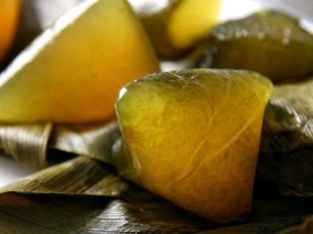 Bánh gio: Bánh gio là loại bánh đã có ở Bắc Kạn hàng trăm năm, đòi hỏi sự cầu kì trong từng công đoạn làm bánh. Bánh gio ngon là phải mịn, dẻo, dai và có màu vàng nâu. Bánh được chấm với mật mía ăn rất ngon và mát.