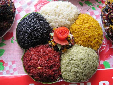 Xôi Đăm Đeng: Xôi Đăm Đeng có một mùi thơm đặc trưng của cây cỏ, không thể lẫn với bất cứ loại xôi nào khác. Hạt xôi bóng đẹp nhưng không ướt, khi nguội hạt xôi se lại nhưng vẫn mềm, dẻo và thơm.  Xôi Đăm Đeng thường được ăn với muối vừng hoặc ruốc tùy theo khẩu vị từng người. Người dân miền núi quan niệm rằng ăn xôi này sẽ mang lại nhiều may mắn và tốt lành.  Nếu có dịp lên Bắc Kạn vào những ngày lễ, tết hãy thưởng thức món xôi “Đăm Đeng” để tận hưởng hương sắc của núi rừng nơi đây.