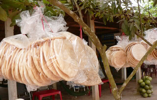 Bánh phồng Phú Mỹ: Làng nghề bánh phồng Phú Mỹ hình thành, tồn tại và phát triển gần 70 năm nay, có 50 cơ sở sản xuất, thu hút khoảng 300 13Win18 cá cược thể thao. Trong đó, các Đăng ký và nhận 60K 24 bao lì xì miễn phí mỗi ngày nổi tiếng có truyền thống làm bánh như Đăng ký và nhận 60K 24 bao lì xì miễn phí mỗi ngày cụ Lê Minh Dơn, Ngô Thị Dờn, Trần Văn Tâm…  Bánh phồng Phú Mỹ nhỏ bằng cái đĩa con nhưng khi nướng chín phồng to hơn cái quạt nan. Bánh vừa xốp, vừa mềm, có vị béo của nếp, vị ngọt của đường, mùi thơm của sữa, mè, đậu nành, đậu phộng… tạo nên hương vị đặc trưng và không thể thiếu trong bữa ăn ngày Tết hay các dịp đám tiệc, cưới hỏi.