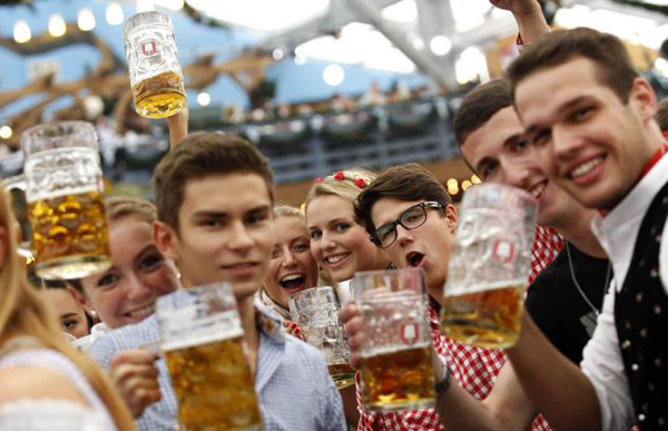 Lễ hội bia ở Mỹ: Chắc chắn với những ai yêu thích bia sẽ không thể bỏ qua Portland International Beerfest (Mỹ) diễn ra ngày 8-10/8 với hơn 200 nhãn hiệu bia trên khắp thế giới.  Không chỉ là lễ hội dành cho các tín đồ yêu thích bia, lễ hội bia tại Mỹ còn là không gian âm nhạc đầy màu sắc dành cho tất cả mọi người. Du khách tham gia lễ hội có thể hưởng thụ âm nhạc sống động trong khi thưởng thức các món ăn bản địa và “giải khát” với những ly bia hảo hạng trên tay. Nếu vẫn cảm thấy chưa thỏa mãn, bạn hãy ghé qua Seattle 2 tuần sau đó (ngày 22-24/8) để một lần nữa tha hồ say trong men bia.