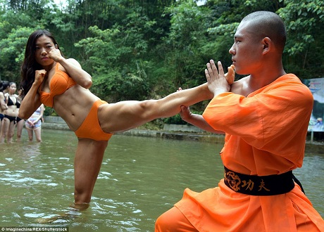 Một cô gái đang luyện tập võ công với một võ sư Thiếu Lâm trước khi trải qua bài thi sát hạch để xem có đủ điều kiện trở thành “Nữ thần cứu hộ” hay không.
