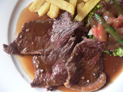 Bò bảy món Núi Sam: Đến vùng Núi Sam thuộc thị xã Châu Đốc tỉnh An Giang bạn phải thưởng thức đặc sản nối tiếng đó là bò bảy món. Bò bảy món gồm những món: lòng bò luộc; bò đun, bánh hỏi; cháo đầu bò; bò khía bánh mì; bò xào lá vang; bò bít tết và bò lúc lắc. Dù thưởng thức món nào du khách cũng đều cảm thấy thích thú vì ngon miệng.
