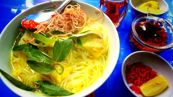 Bún cá Long Xuyên: Bún cá nấu thì không quá khó, nhưng đòi hỏi sự khéo léo, kỳ công. Nước lèo sẽ được nấu từ nước luộc cá (có nhiều người bán còn cho thêm xí quách vào nấu để nước tăng thêm vị ngọt). Nấu sao mà nồi nước lèo phải trong, có vị ngọt của cá và đặc biệt không tanh mùi cá. Cá phải là loại cá lóc đồng còn tươi sống, thì khi nấu thịt cá mới có thể ngon và ngọt.  Cá sau khi luộc chín, gỡ lấy phần nạt và bỏ đi phần đầu và xương cá. Khi bóc cá đòi hỏi sự khéo léo, cẩn thận vì nếu xương cá còn sót lại thì rất dễ bị hóc xướng cá. Phần nạc cá sẽ được ướp gia vị cùng với bột nghệ (hoặc nghệ tươi tùy theo người nấu) và xào sơ cho thấm gia vị để lấn át mùi tanh của cá.