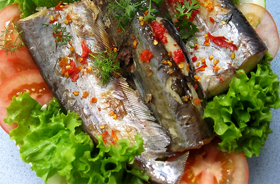 Cá leo nướng muối ớt: Một trong những món ăn mà bạn nhất định phải thử khi đặt chân lên mảnh đất An Giang là cá leo nướng muối ớt thơm ngon, béo ngậy. Cá leo là một loài nước ngọt, có giá trị dinh dưỡng cao. Loài cá này được phân bố ở nhiều vùng khác nhau và sông Tiền, sông Hậu là nơi tập trung nhiều cá leo nhất.  Không còn gì thú vị hơn khi về vùng An Giang dạo quanh miền sông nước, thưởng thức món cá leo thơm ngon độc đáo trong không khí yên bình, trong lành vào dịp mùa nước nổi. Bạn có thể mua cá leo về làm quà với giá từ 100.000 đến 130.000 đồng/kg.