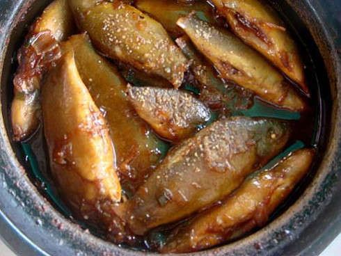 Cá heo sông Hậu: Cá heo sông Hậu là những con cá mình dẹp, da màu trắng xanh, có sọc ngang, to bằng ba ngón tay. Đặc biệt cá heo da xanh, đuôi đỏ thịt thơm ngom . Khi lặn dưới nước, người ta nghe tiếng chúng kêu éc éc và khi bị bắt lên bờ chúng giẫy giụa cũng phát ra âm thanh giống tiếng heo kêu nên người dân lưu vực sông Hậu đặt tên chúng như vậy