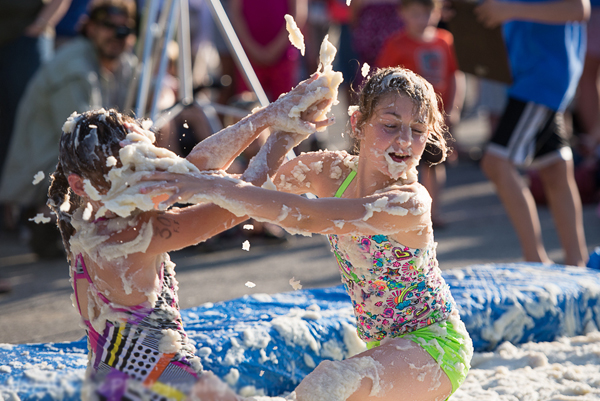 Lễ hội khoai tây Potato Wrestling ở Mỹ: Nổi tiếng với sản lượng khoai tây, Barensville (bang Minnesota) tổ chức lễ hội thường vào tháng 8 hằng năm. Du khách sẽ được trải nghiệm hai ngày với những hoạt động thú vị và được nếm thử các món ngon làm từ khoai tây.