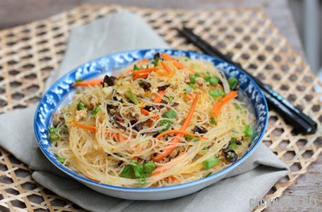iến dong Na Rì: Miến dong là đặc sản nổi tiếng của huyện Na Rì, tỉnh Bắc Kạn, được làm thủ công từ những củ dong riềng trồng trên đèo Áng Toòng ở độ cao trên 1000m. Sợi miến có màu vàng hoặc trong đục, sợi dai và giòn để lâu cũng không bị nát.