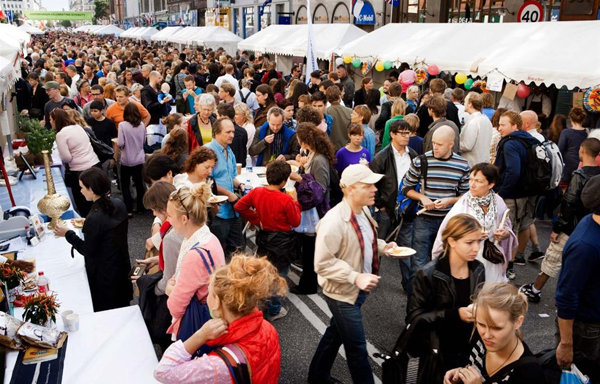 Lễ hội nấu ăn ở Copenhagen - Đan Mạch: Lễ hội này được ví như lên hoan ẩm thực với 150 sự kiện khác nhau diễn ra trong vòng 10 ngày từ 21 đến 30/8 tại nhiều địa điểm ở thành phố Copenhagen.  Các đầu bếp ở Copenhagen tận dụng các nguyên liệu như bột nhào thừa để chế biên các món ăn. Trong lễ hội, món cá trích ở địa phương được coi là món ăn tuyệt với nhất. Bên cạnh đó, tại lễ hội còn diễn ra cuộc thi nấu ăn và những gian hàng giới thiệu các món ăn đường phố đặc sắc của châu Á.