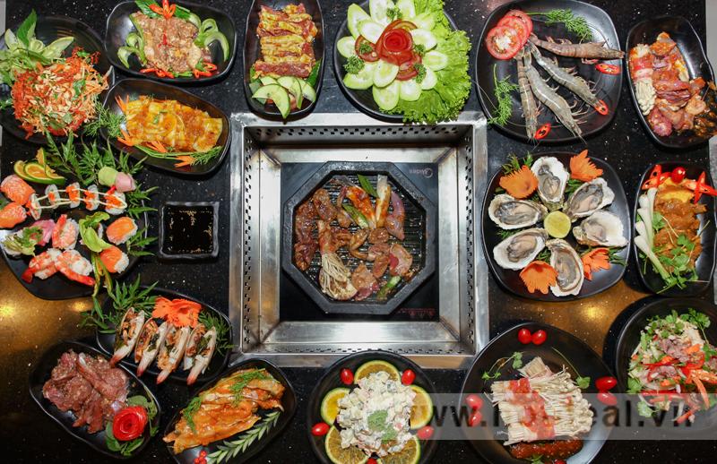 Lễ hội ẩm thực World Gourmet Summit (Singapore): Những người có đam mê bất tận với ẩm thực sẽ vô cùng hài lòng khi được tham gia sự kiện ẩm thực World Gourmet Summit tại Đăng Ký 13Winvn Com Chính Thức Singapore xinh đẹp. Sự kiện được tổ chức tại những địa điểm ẩm thực sang trọng trên khắp các nước, với một chuỗi các hoạt động như dùng bữa tối do chính các đầu bếp lừng danh chuẩn bị, giao lưu với các đầu bếp tài năng đạt danh hiệu Michelin nổi tiếng, nếm thử các loại rượu ngon trên khắp hành tinh…   Các đầu bếp có tên tuổi khắp thế giới như Yannick Alléno, Sanjeev Kapoor và Jean-François Piège còn tham gia nấu các bữa tối từ thiện, quyên góp tổng cộng hơn 1,5 triệu đô la cho các tổ chức từ thiện trong suốt 10 năm qua. Chỉ tính riêng năm 2013, lễ hội ẩm thực của Singapore vinh dự nhận 13 giải thưởng Pinnacle Award của Hiệp hội lễ hội quốc tế và sự kiện.
