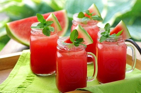 Dưa hấu chứa nhiều nước gi&uacute;p đẩy sỏi thận hiệu quả