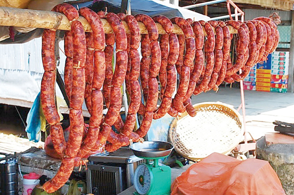 Tung lò mò: “Tung lò mò” chính là một tên gọi khác của món lạp xưởng bò. Đây là món ngon độc đáo của người Chăm ở An Giang. Từ lâu, người Kinh cũng ưa thích và chế biến món lạp xưởng bò gần giống như của người Chăm và hiện phổ biến rộng rãi ở phường Núi Sam, Châu Đốc, Tịnh Biên và Tri Tôn.  Khác lạp xưởng lợn, lạp xưởng bò sau khi làm xong chỉ cần phơi cho khô là có thể đem chiên hoặc nướng. Hấp dẫn nhất là lạp xưởng nướng trên bếp than hồng. Khi nướng chín xong cắt ra thành viên có màu đỏ hồng, hương bay thơm phức không còn mùi mỡ bò.