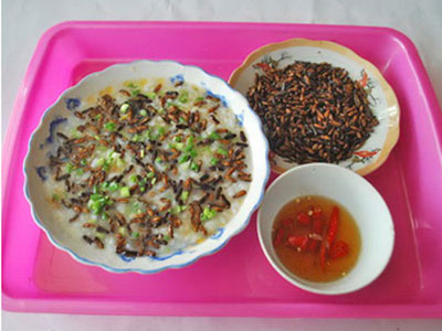 Món cháo mối của người Cơ Tu: Mối đang bắt còn nguyên cánh mỏng, thân dài khoảng 1cm, bụng lớn bằng sợi bún tươi, có viền đen quanh thân màu vàng nâu, ngực và đầu nhỏ hơn. Món cháo mối ăn rất thơm ngon được chế biến như sau: Nấu cháo gạo hay sắn tươi chín, cho tiếp mối đã rang vào nồi, chờ sôi lại rồi nêm gia vị cho vừa ăn. Bát cháo mối với màu nâu của mối, màu trắng của cháo ăn có mùi thơm rất đặc trưng, bổ dưỡng... 