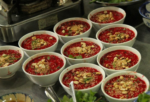 Tiết canh: Tiết canh “cộp mác” độc quyền của người Việt. Với quan niệm huyết tươi là loại thuốc bổ thần kì, từ xa xưa, ông cha ta đã sáng chế ra việc làm ngưng tụ tiết tươi của các động vật băm nhỏ cùng sụn, thịt bằng nước mắm pha loãng hoặc muối nhạt. Dù tính chất bổ dưỡng đã được chứng minh, và mặc dù người Việt ưa chuộng món ăn này vô cùng, thì việc chứng kiến cảnh đưa “máu đông” còn tươi nguyên vào miệng là điều vượt quá khả năng chịu đựng của nhiều người nước ngoài.
