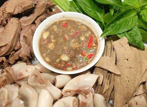 Nội tạng động vật: Người nước ngoài chỉ ăn thịt và da động vật, phần nội tạng bên trong hoàn toàn bị vứt bỏ. Nhưng nếu tập làm quen với ẩm thực Việt, họ cũng phải làm quen với các món ăn được chế biến từ nội tạng. Thậm chí người Việt còn cho rằng nội tạng động vật bổ dưỡng hơn nhiều phần thịt và da. Bằng một vài phương thức chế biến sáng tạo, các món nội tạng động vật hiện nay không còn là nỗi ám ảnh quá lớn với khách nước ngoài. 