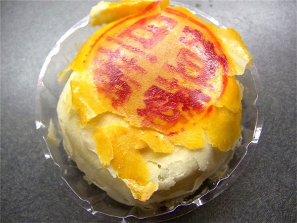 Bánh pía: Tương tự, những ai không chịu nổi mùi sầu riêng sẽ không thể thưởng thức đặc sản bánh pía. Loại bánh có vị ngọt độc đáo và hấp dẫn này có mùi không được dễ chịu cho lắm.