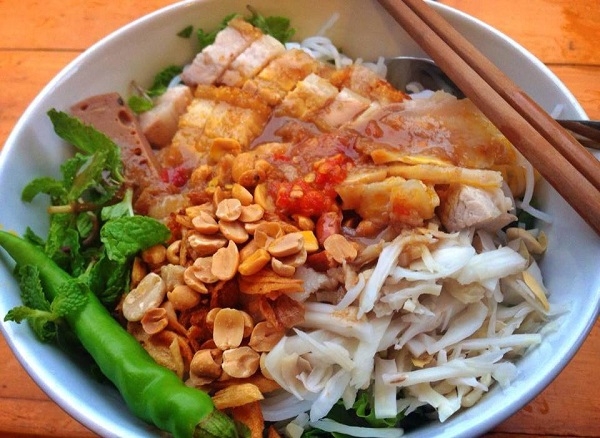 Bún mắm nêm: Là món ăn nổi tiếng của Đà Nẵng và giờ đã lan ra nhiều vùng trên khắp cả nước, bún mắm nêm không thử thách du khách nước ngoài bằng mắm tôm, nhưng cũng khiến nhiều người nhăn mặt. Tuy nhiên, khi đã ăn rồi thì họ lại thích mê món này.