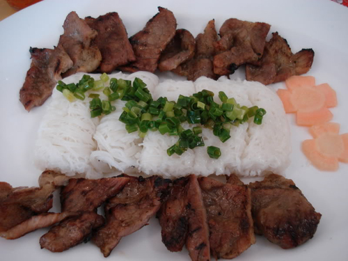 Bánh hỏi: Là đặc sản của vùng đất An Nhứt, bánh hỏi được làm bằng một thứ gạo thơm và bí quyết là cách pha chế bột sao cho bánh dẻo, dai. Miếng bánh hỏi trắng thơm mùi gạo mới càng nhai càng thấy ngọt, bánh hỏi cuốn với rau sống, thịt nướng, chả giò chấm với nước mắm, kèm ngó sen chua ngọt, hoặc ăn với thịt bò xiên bằng que nướng trên bếp than hồng, chấm mắm nêm cũng rất ngon.