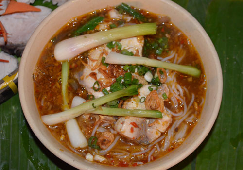 Bún súng Vũng Tàu: Bún súng Vũng Tàu nhiều người hay nhầm với bún nước lèo của người Trà Vinh, Sóc Trăng, Cà Mau… nhưng món ăn này là sự kết hợp mùi vị của ba nền văn hóa Khmer, Hoa và Việt. Bún được chan nước lèo nấu từ hải sản như cá, tôm, mực và ăn kèm rau súng.