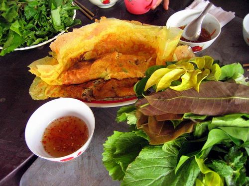 Bánh xèo miền biển Long Hải: Bánh xèo là món ăn quen thuộc và phổ biến của người dân Việt Nam, mỗi vùng miền đều có cách chế biến mang những hương vị đặc trưng riêng. Mặc dù nguyên liệu chính để làm bánh xèo Long Hải vẫn là tôm, thịt heo, hành tây, giá, mộc nhĩ, đậu xanh, trứng gà và bột gạo nhưng bánh xèo tại thị trấn Long Hải, huyện Long Điền mang nhiều nét rất đặc biệt.