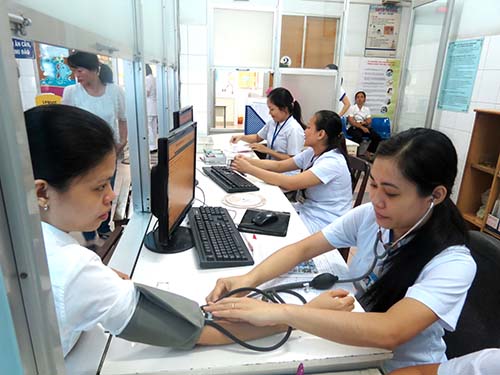 Kiểm tra huyết &aacute;p cho thai phụ tại Trung t&acirc;m Chăm s&oacute;c 13Win19 ưu đãi hấp dẫn sinh sản TP HCM. Ảnh: Người 13Win18 cá cược thể thao