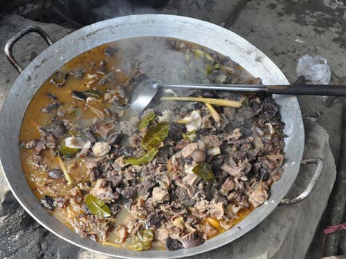 Thắng cố: Đây là món ăn đặc trưng của miền núi phía bắc Việt Nam. Hình ảnh những chảo thắng cố nghi ngút bên bếp lửa hồng trong sớm lạnh vùng cao đã trở nên quen thuộc với các du khách. Trước đây, thắng cố được làm từ thịt ngựa, giờ có thể sử dụng bò hoặc lợn. Thịt và nội tạng được xắt nhỏ, cho vào chảo lớn xào lăn, rồi thêm nước và gia vị, ninh nhừ. Thưởng thức một bát thắng cố với rượu ngô vào mùa đông được xem là trải nghiệm thú vị. Tuy nhiên, món ăn này có mùi không dễ chịu gì, khiến nhiều du khách không nuốt nổi.