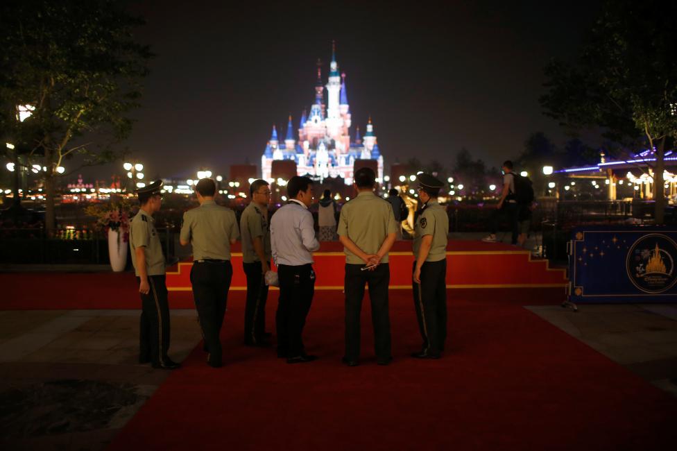 Disney cũng không thể một mình gặt hái thành công. Thực tế, khu vui chơi này có sự liên doanh với tập đoàn Shendi với 57% cổ phần. 