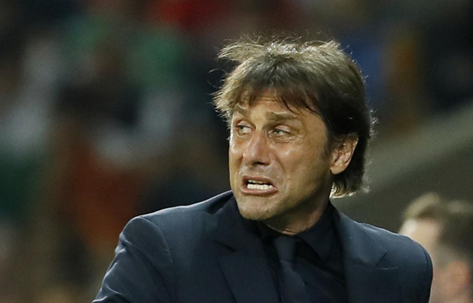 Huấn luyện viên Italia Antonio Conte theo dõi các học trò đấu với Cộng hòa Ireland.