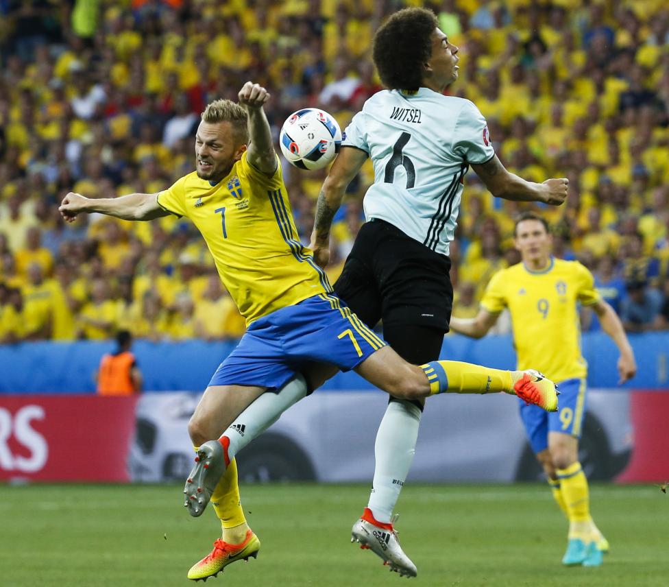 Sebastian Larsson (Thụy Điển) va chạm với Axel Witsel (Bỉ) trên sân đấu.