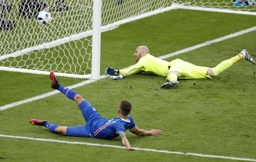 Tiền vệ Iceland Arnor Ingvi Traustason phá lưới đội Áo.