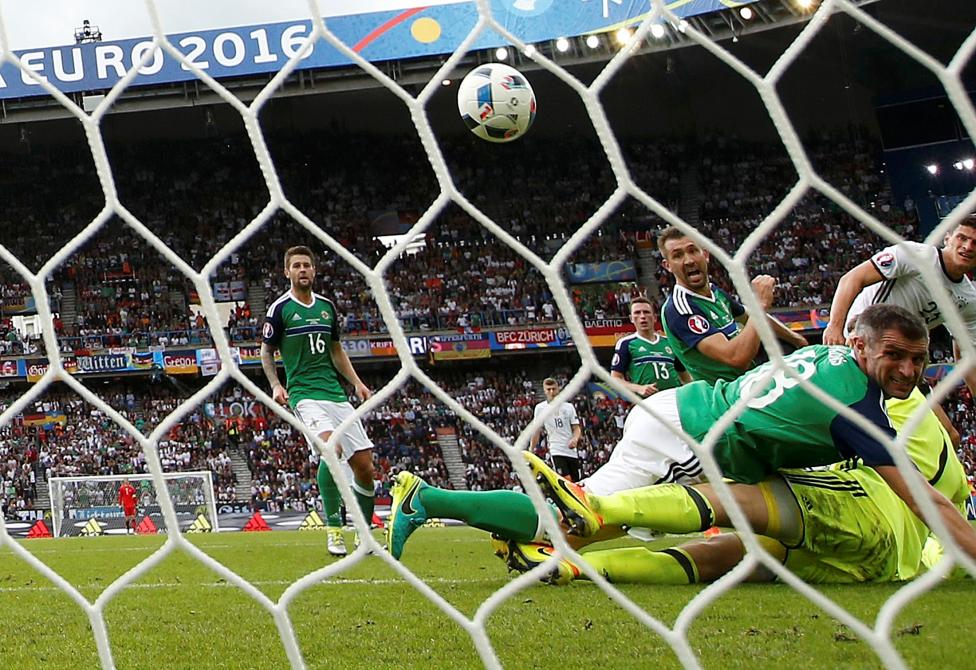 Lưới của Bắc Ireland rung lên trước pha ghi bàn của cầu thủ Đức.