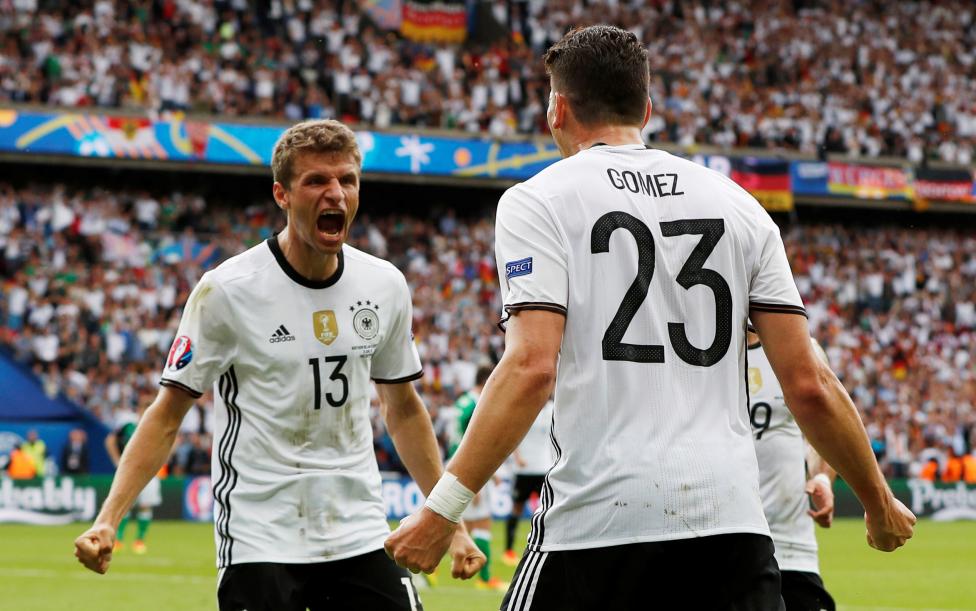 Mario Gomez ăn mừng chiến thắng với Thomas Muller sau pha ghi bàn của họ trước Bắc Ireland.