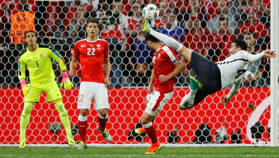 Cầu thủ Pháp Adil Rami đã nhận thẻ vàng sau màn chơi xấu Admir Mehmedi của Thụy Sĩ.