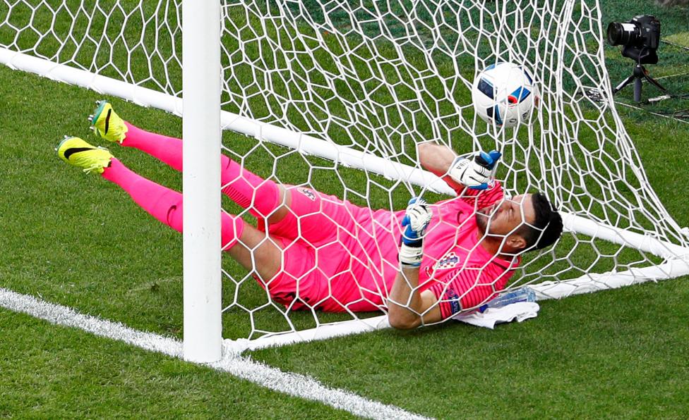 Thủ môn Croatia Danijel Subasic rơi vào lưới sau pha ghi bàn của Milan Skoda (Cộng Hòa Séc).